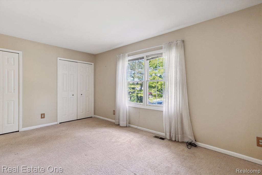 24762 Bashian Drive, Novi, MI — Photo 21