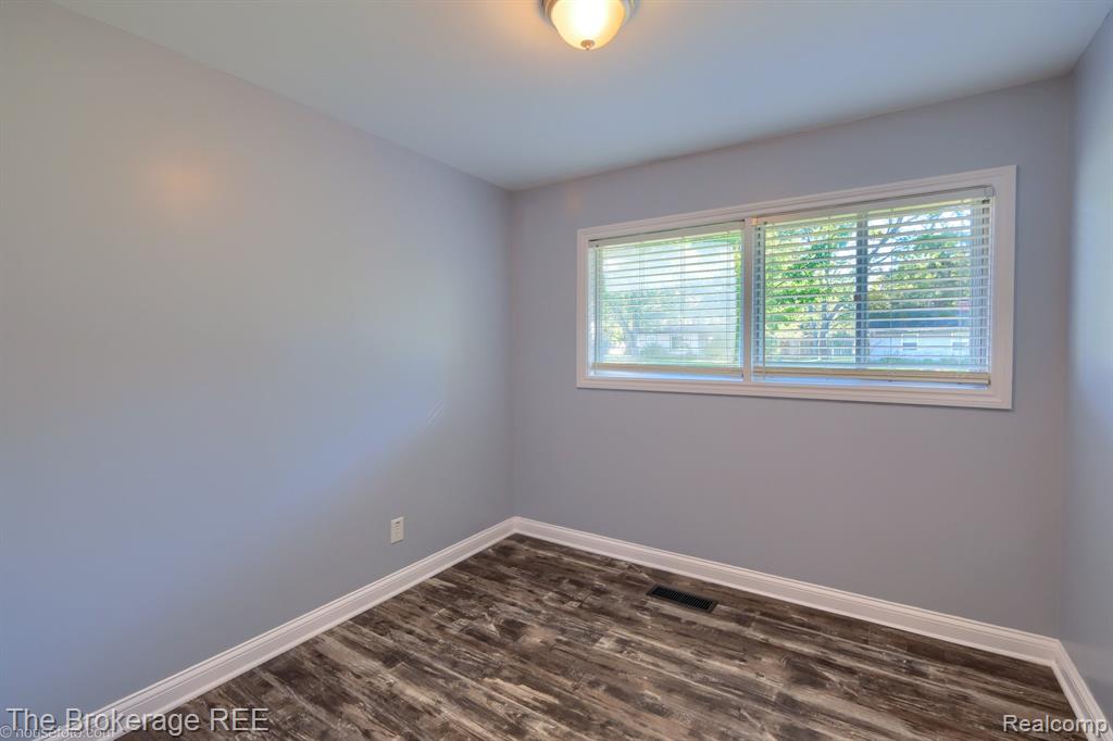 6230 Woodsdale Drive, Grand Blanc, MI 48439 — Photo 27