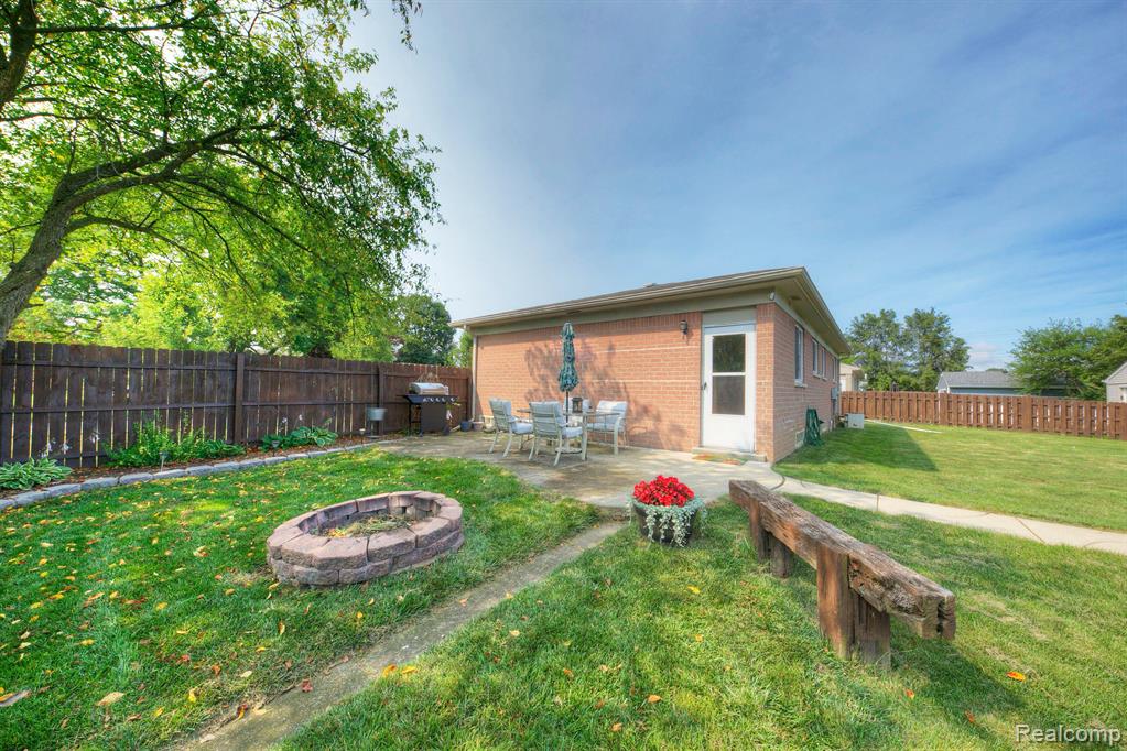 42208 HAYES Street, Belleville, MI 48111 — Photo 30