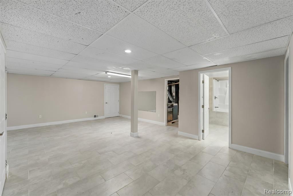 7386 Woodlore Drive, West Bloomfield, MI 48323 — Photo 31