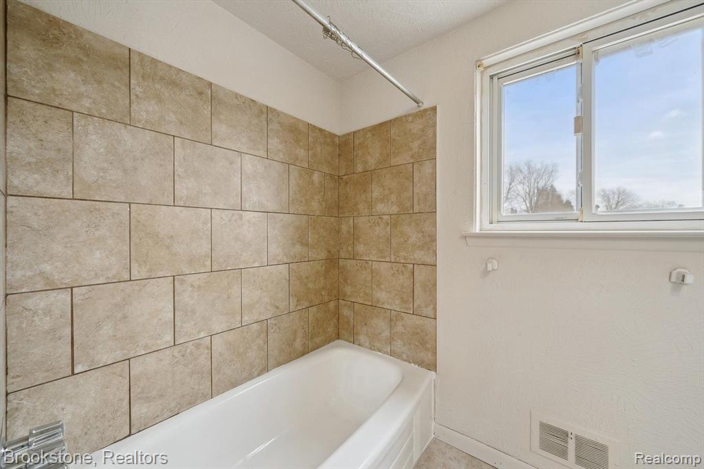 400 JOSLYN Avenue, Pontiac, MI 48342 — Photo 25