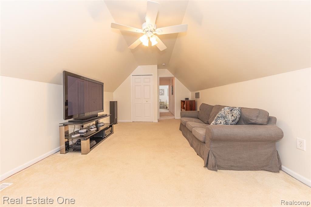 9410 Maple Run Court, Pinckney, MI 48169 — Photo 39