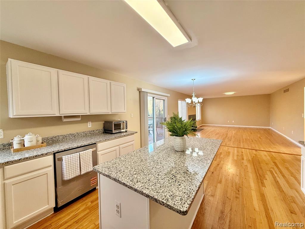44000 Settlers Creek Court, Novi, MI — Photo 9