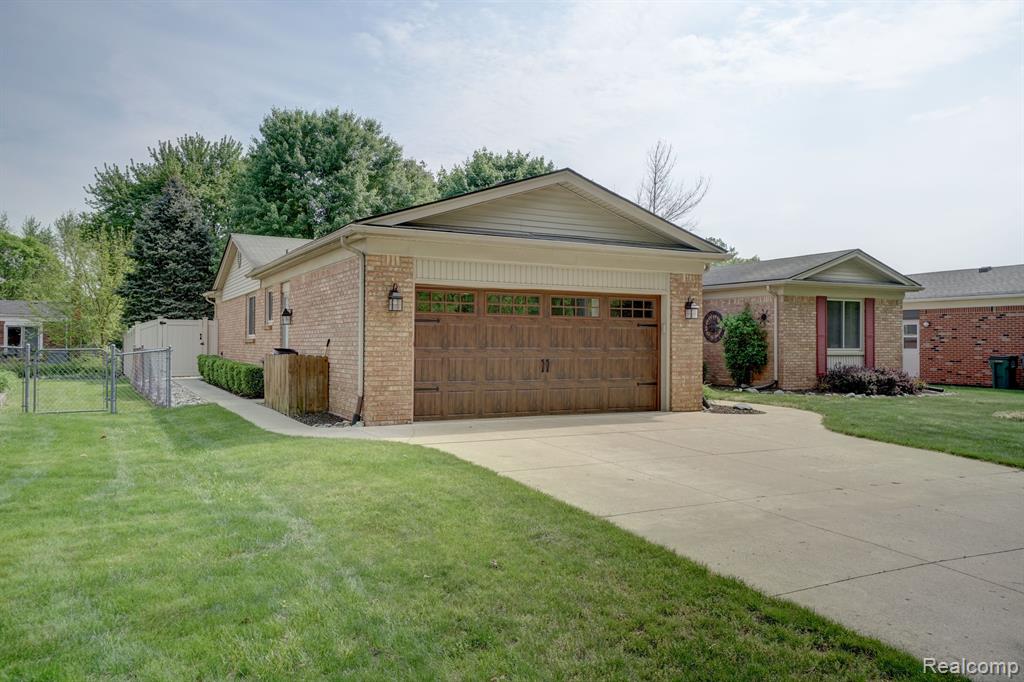 5760 LARKINS Drive, Troy, MI 48085 — Photo 3