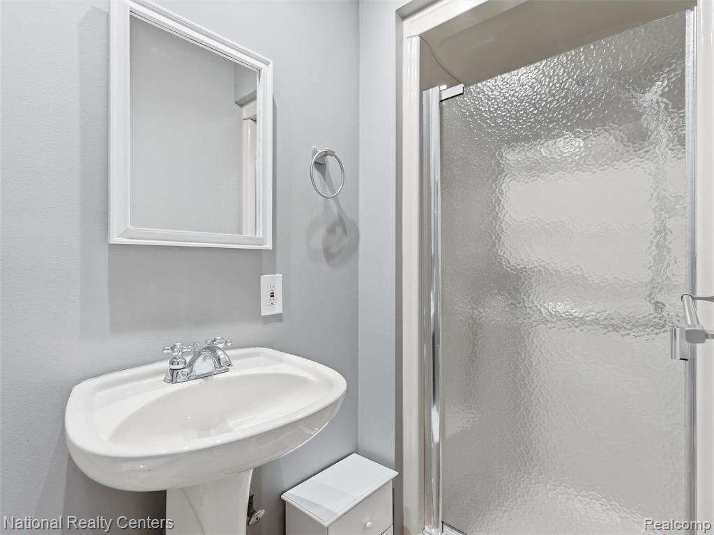 5470 Jamestown Road, Utica, MI 48317 — Photo 23