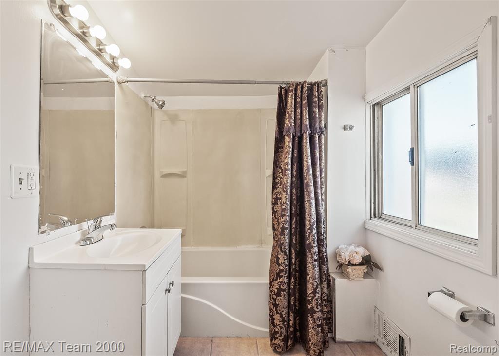 5842 Janet Avenue, Taylor, MI 48180 — Photo 5