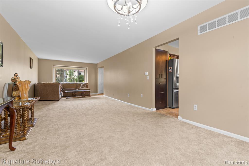 6710 WESTPOINTE Drive, Troy, MI 48085 — Photo 8