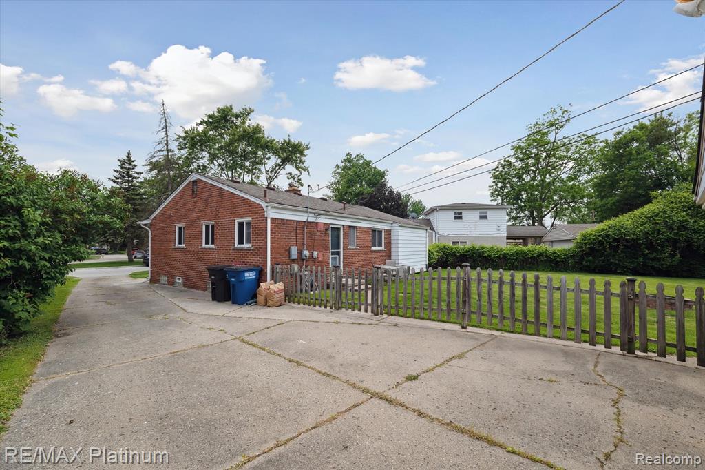 8685 Terri Drive, Westland, MI — Photo 41