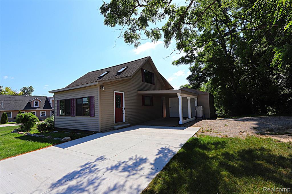 412 E Shore Drive, Whitmore Lake, MI 48189 — front exterior