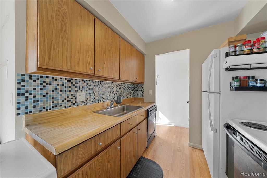 8083 Coventry Street, 98, Westland, MI — Photo 5