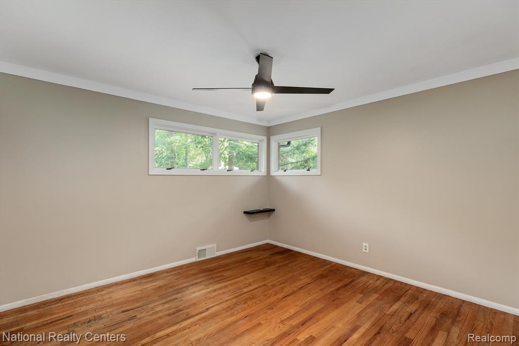 4211 WOODMONT Drive, Waterford, MI 48329 — Photo 10