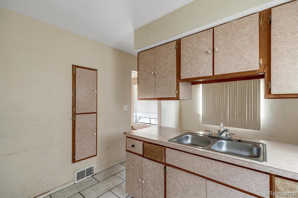 8919 SUSSEX Street, Detroit, MI 48228 — Photo 13