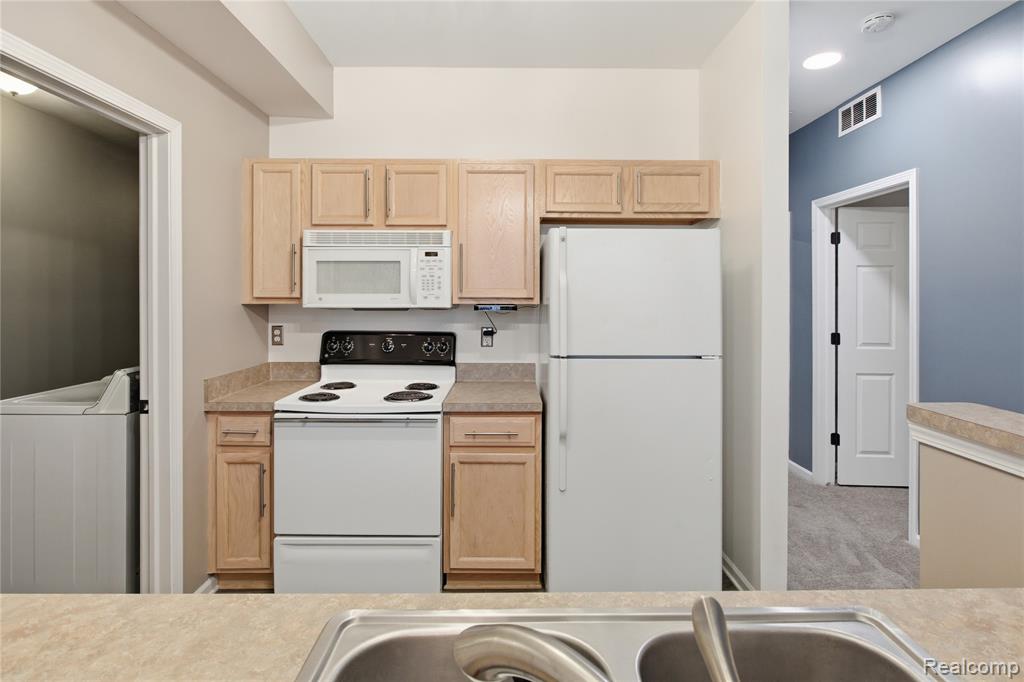526 Red Oak Court, Walled Lake, MI 48390 — Photo 14