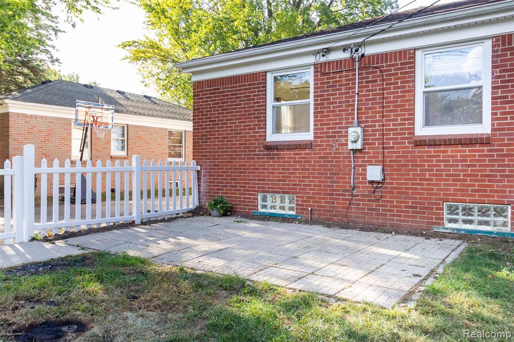 8235 Mackay Court, Utica, MI 48317 — Photo 34