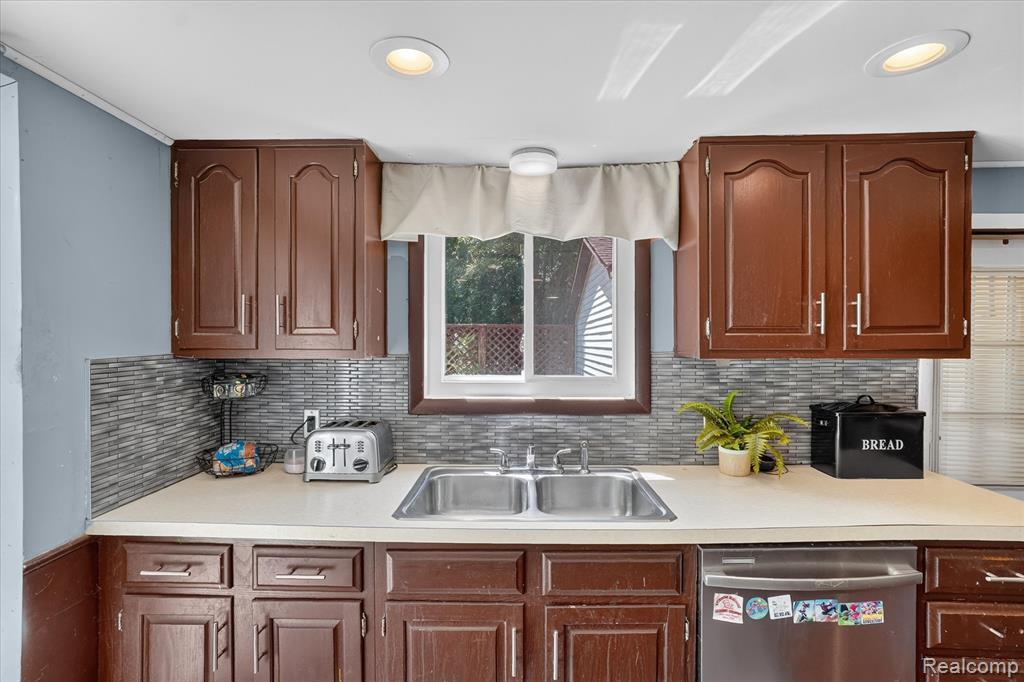 508 Deland Road, Flushing, MI 48433 — Photo 14