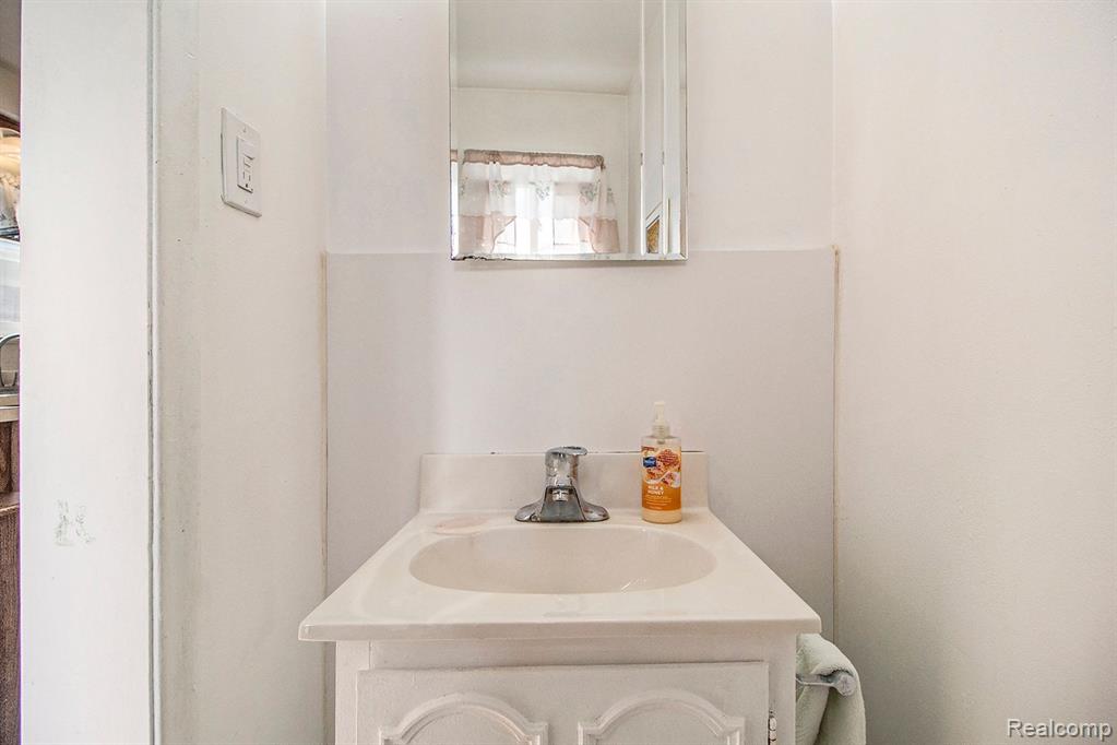 9592 SARASOTA, Redford, MI 48239 — Photo 17