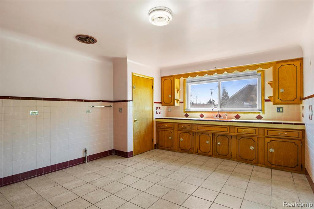 7110 NORMILE Street, Dearborn, MI 48126 — Photo 17