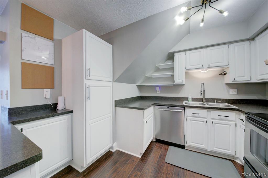 252 PINEWOOD Drive, Plymouth, MI 48170 — Photo 10
