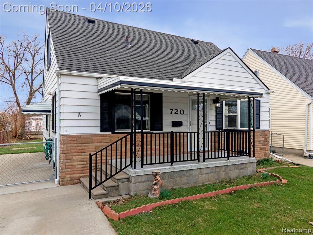 720 E Robert Avenue, Hazel Park, MI 48030 — Photo 2