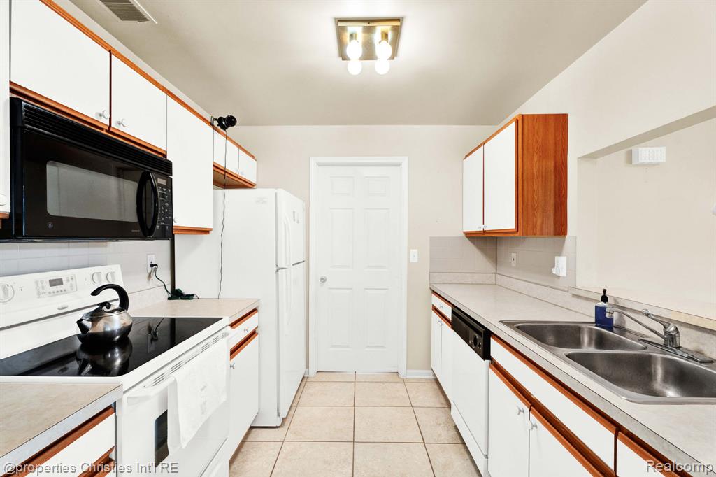 16832 Glenmoor Boulevard, Macomb, MI 48044 — Photo 12