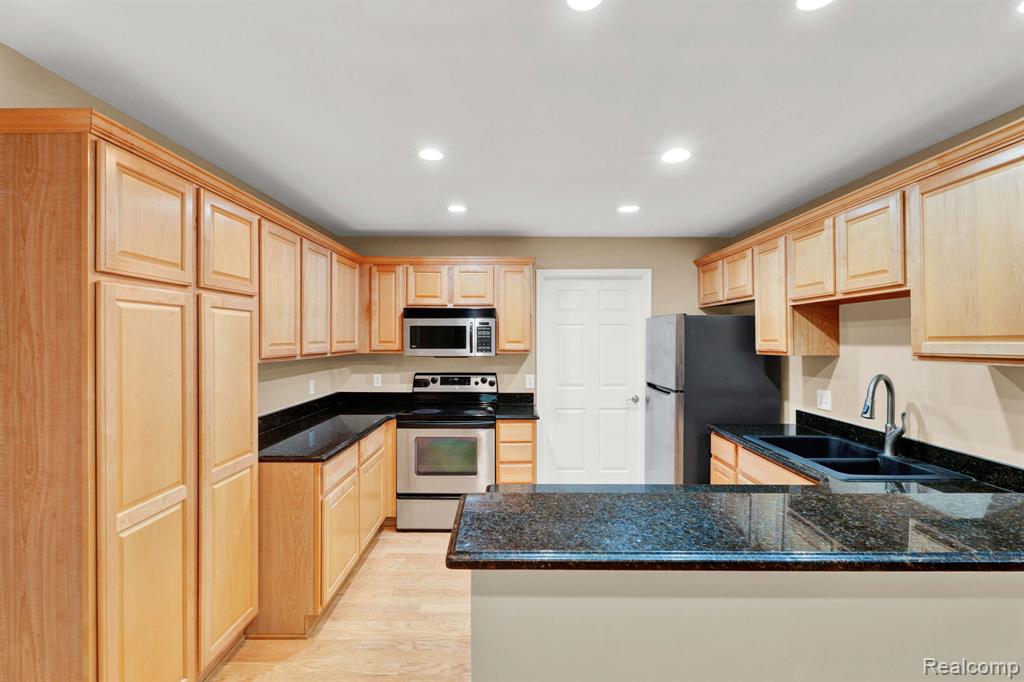 5379 Twin Oaks Drive, Sterling Heights, MI 48314 — Photo 16