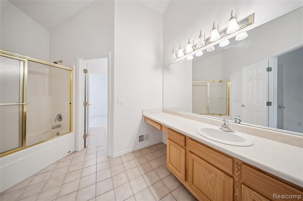 628 Olde Ivy Lane, Howell, MI 48843 — Photo 23