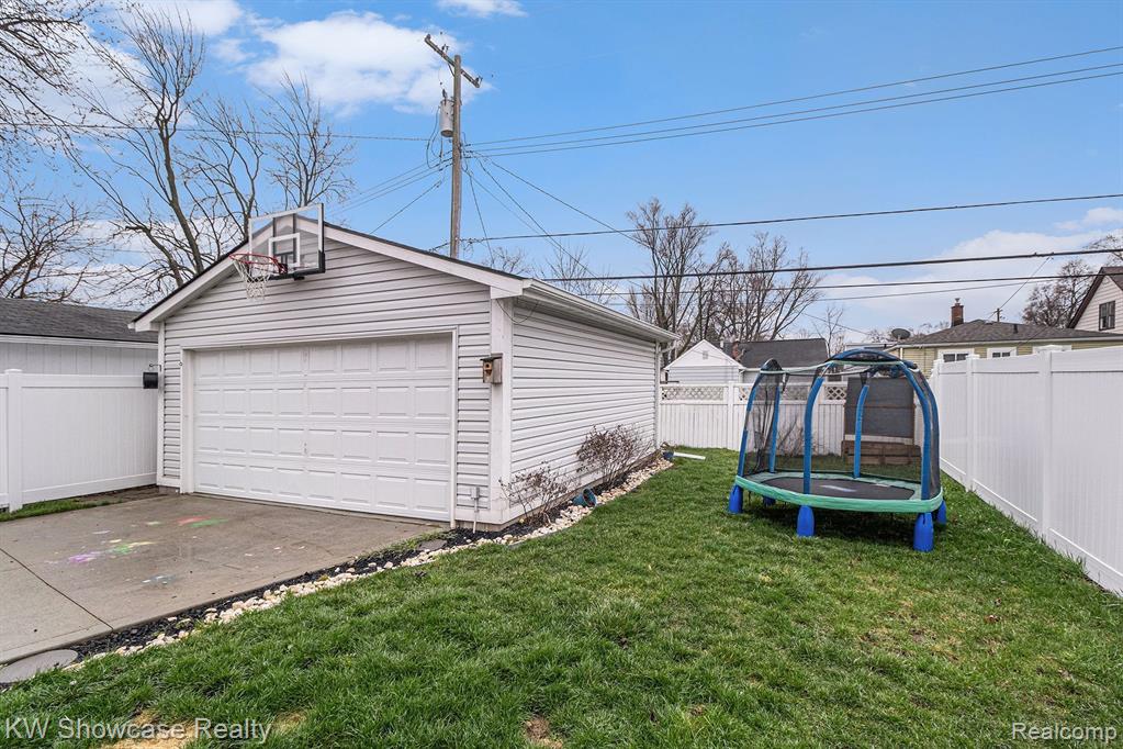 71 W SHEVLIN Avenue, Hazel Park, MI 48030 — Photo 16