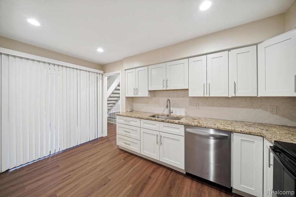 3074 LINDENWOOD Drive, Dearborn, MI 48120 — Photo 9