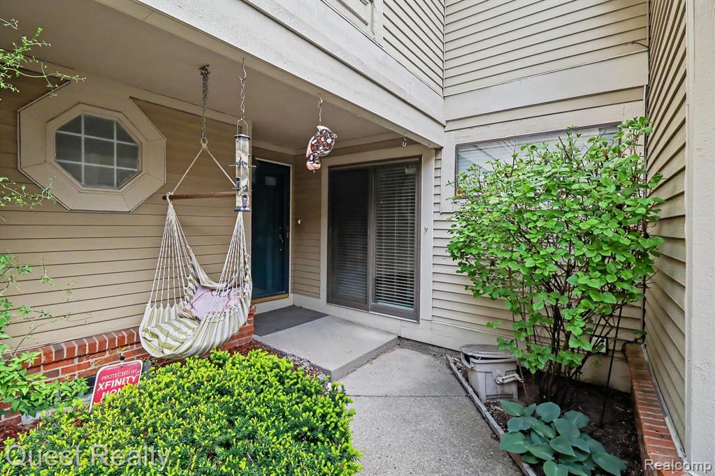 5673 Drake Hollow W Drive W, West Bloomfield, MI — Photo 3