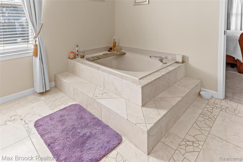 5492 Charrington Court, West Bloomfield, MI 48324 — Photo 32