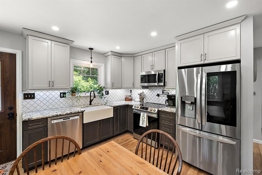 8110 W CIRCLE Drive, Clarkston, MI 48348 — Photo 12
