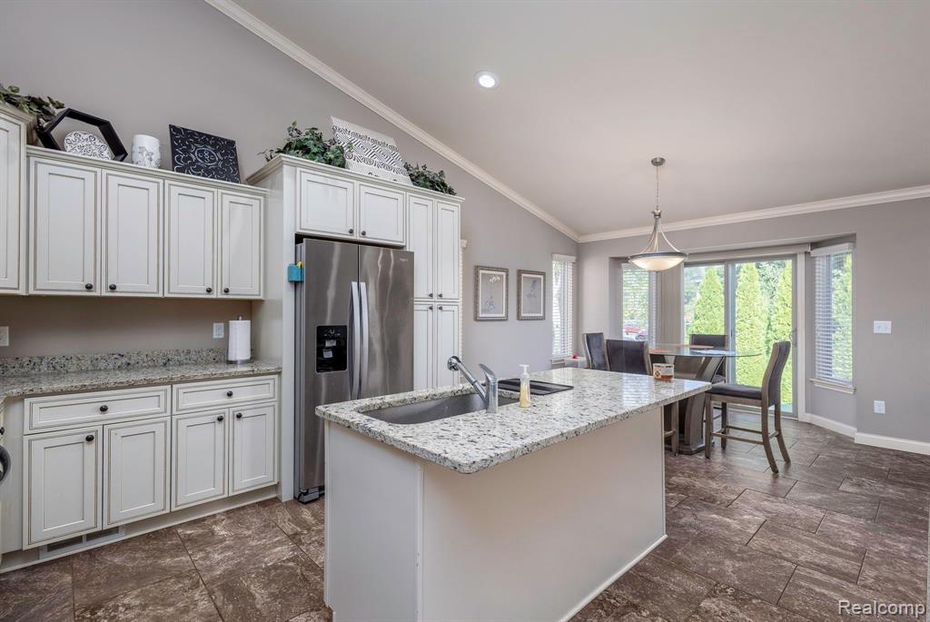5687 GREGORY Drive, Utica, MI 48317 — Photo 11