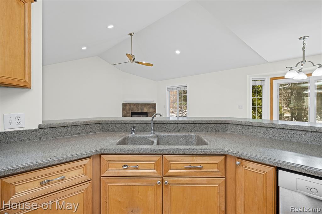 35260 Bradford Drive, New Baltimore, MI 48047 — Photo 12