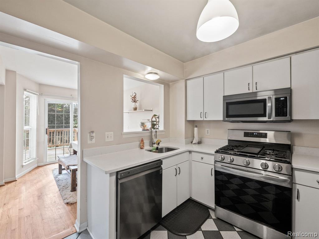 4081 HUNTERS Circle E, Canton, MI 48188 — Photo 12