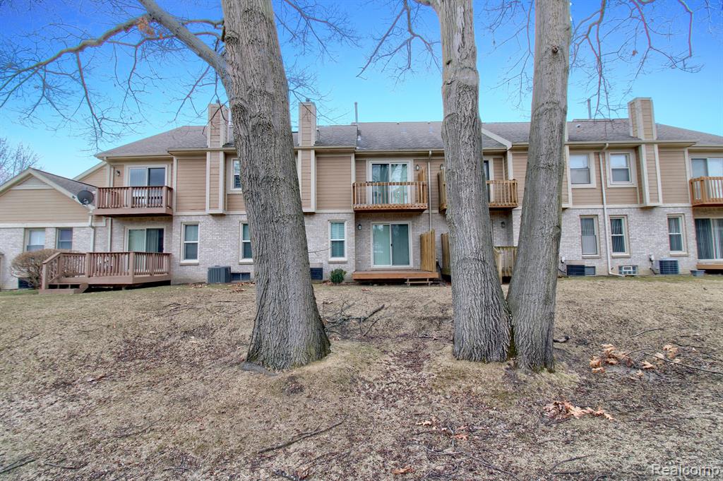 9362 EASTWIND Drive, Livonia, MI 48150 — Photo 31
