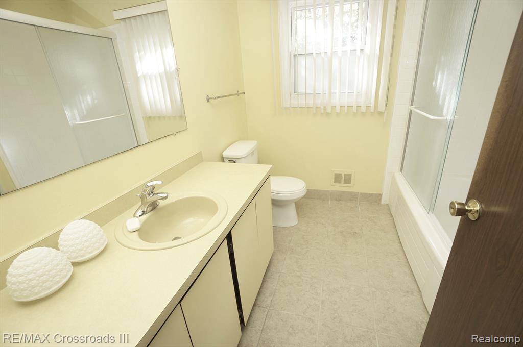 13378 N LAKE POINT Boulevard N, 2-4, Van Buren, MI 48111 — Photo 14