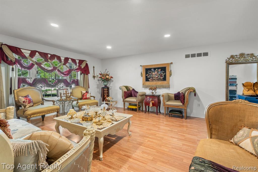 27557 W Echo Valley, 153, Farmington Hills, MI 48334 — Photo 8