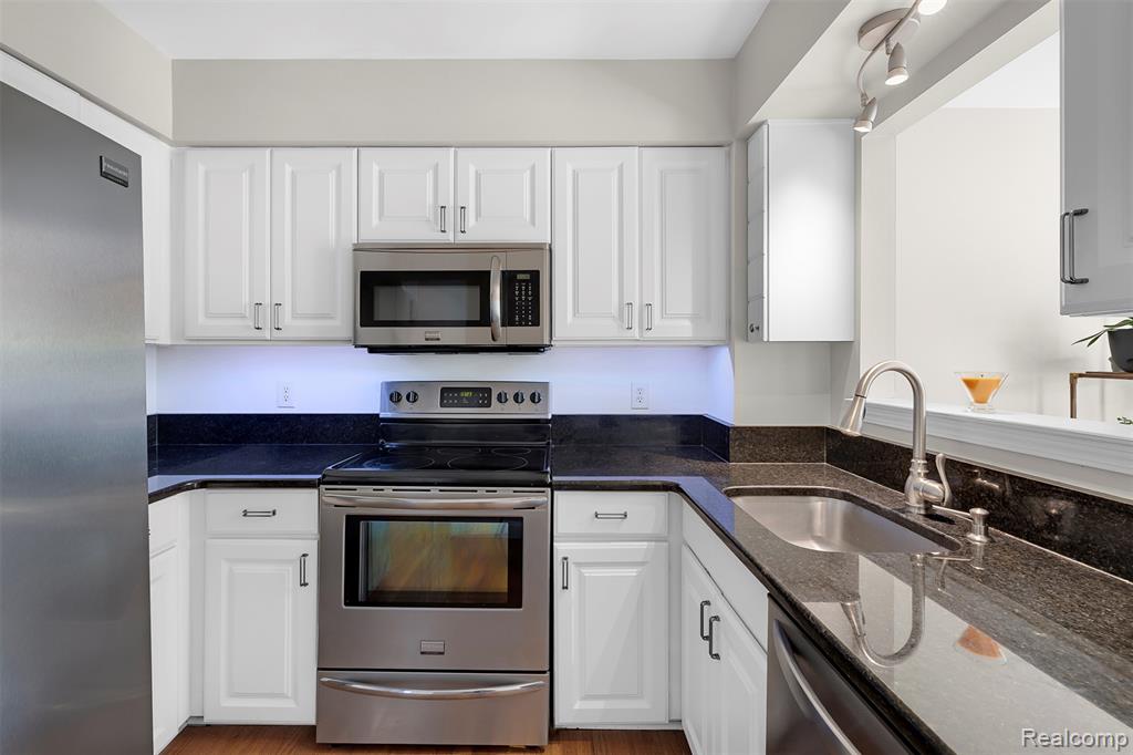 4093 Hunters Circle E, Canton, MI 48188 — Photo 11