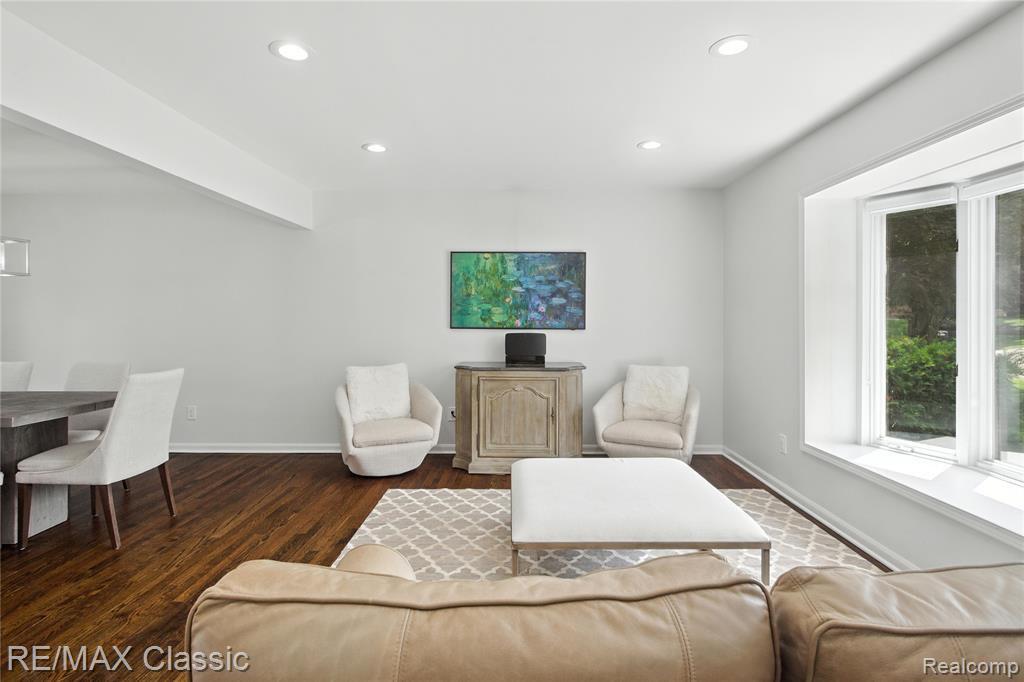 7027 Beverly Crest Drive, West Bloomfield, MI — Photo 3