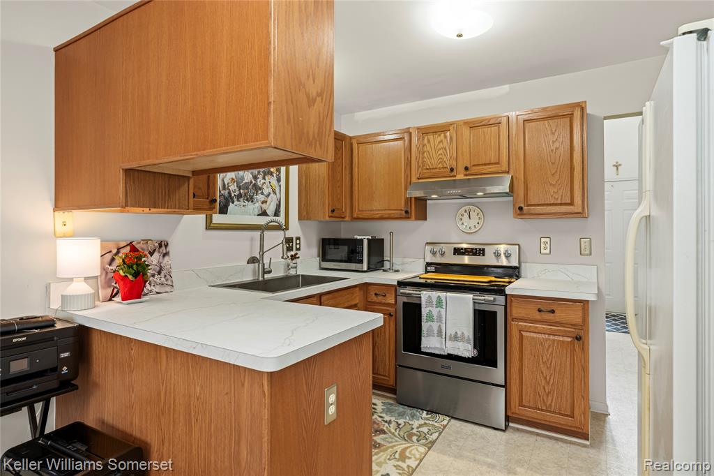 882 Natures Cove Court, Wixom, MI 48393 — Photo 11