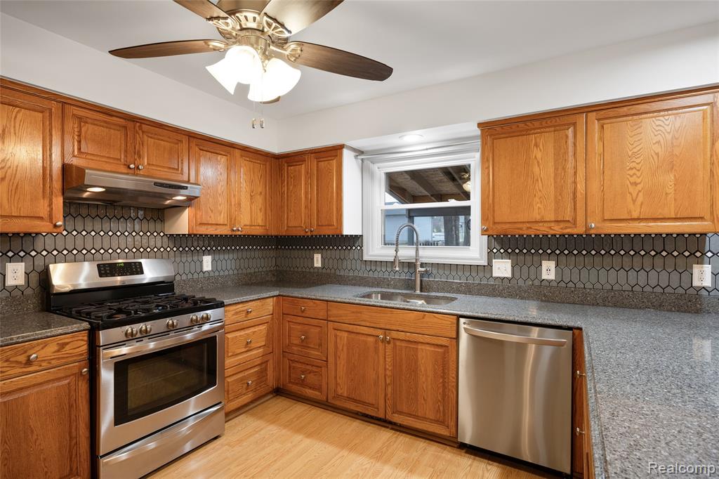 360 Arbor Pine Drive, Ortonville, MI 48462 — Photo 2