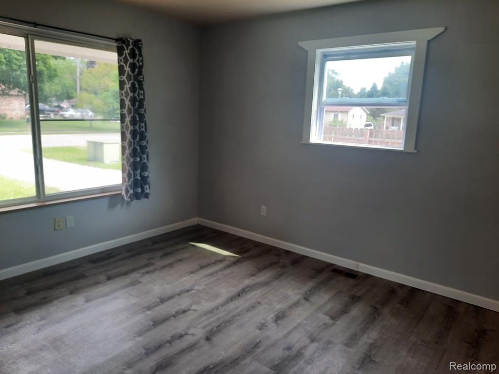 300 PARKSIDE Avenue, Holly, MI 48442 — Photo 5