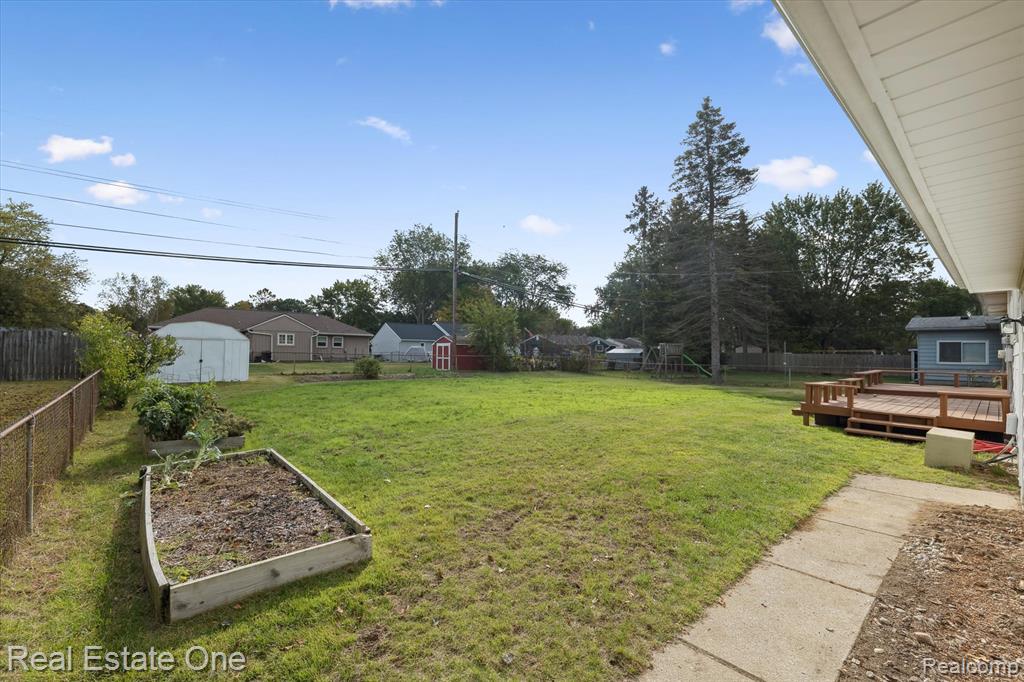2436 Woodlawn Street, Wolverine Lake, MI 48390 — Photo 32