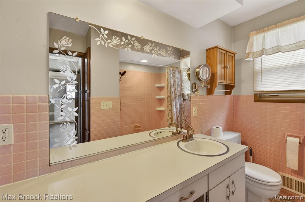 9024 MANDON Road, White Lake, MI — Photo 16