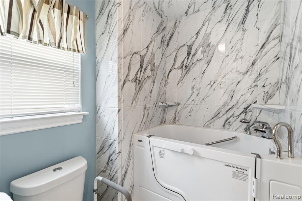 1130 Creekside Court, Burton, MI 48509 — Photo 14