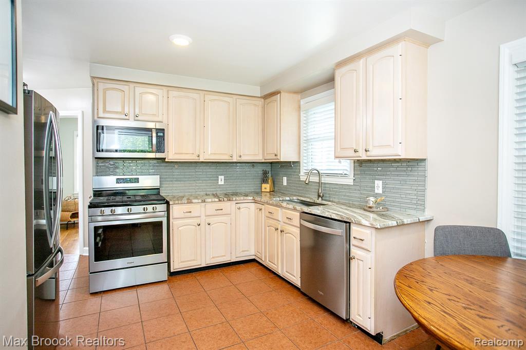 10475 Vernon Avenue, Huntington Woods, MI — Photo 14