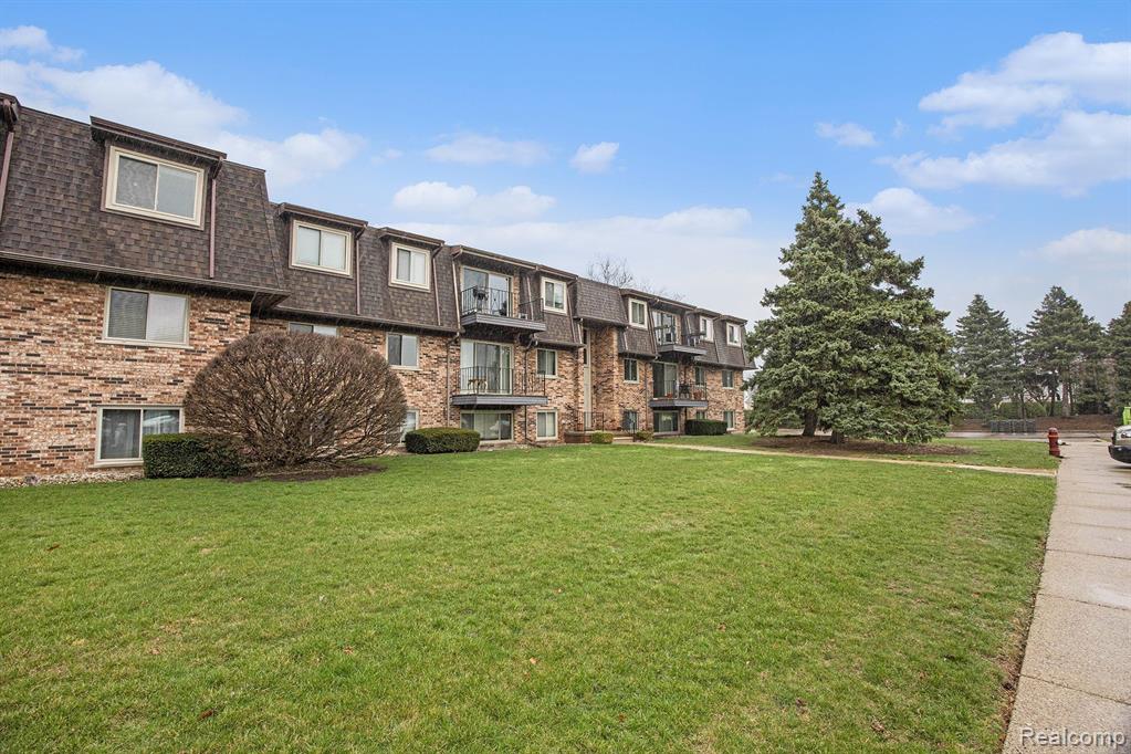 406 RIVIERA Drive, Saint Clair Shores, MI 48080 — Photo 4