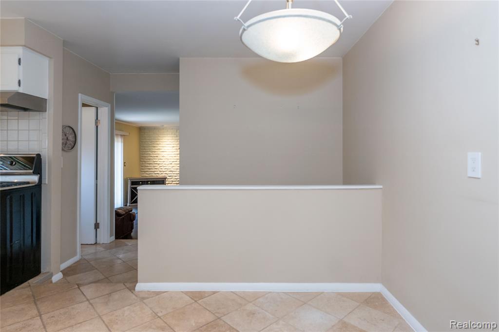 956 Blairmoor Court, Grosse Pointe Woods, MI 48236 — Photo 8