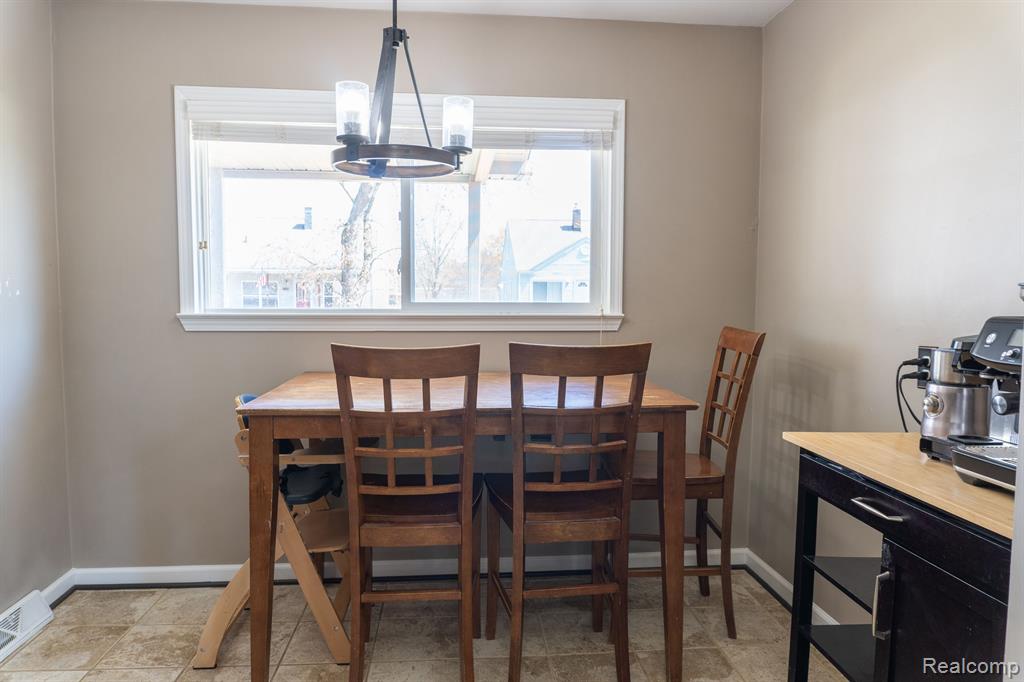 405 N MINERVA Avenue, Royal Oak, MI 48067 — Photo 9