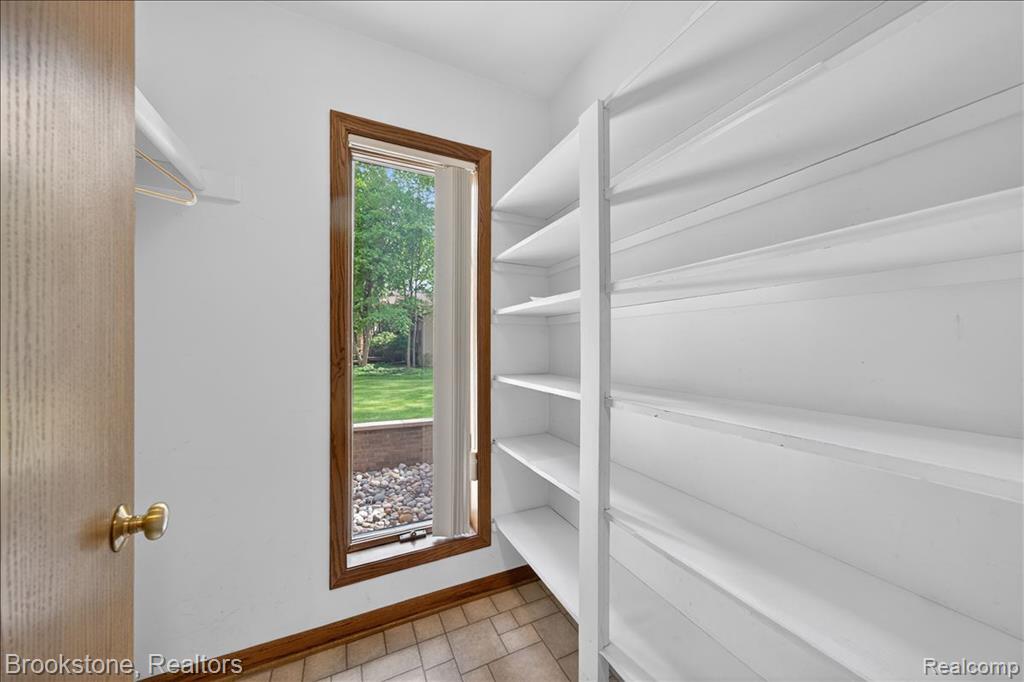 2610 Vanel Court, West Bloomfield, MI 48324 — Photo 17